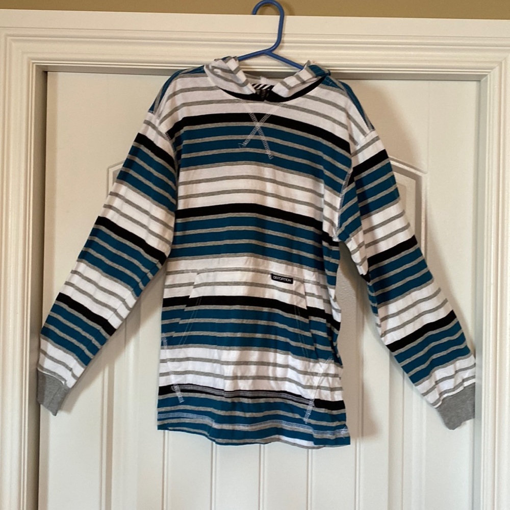 Long sleeve hooded shirt with front pocket, size L (10/12)